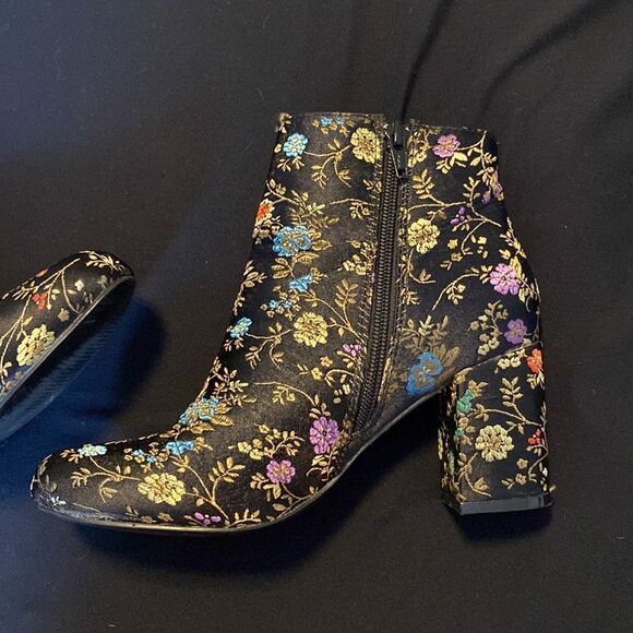 Black Floral Embroidered Boots, Size 6, maybe worn once, Perfect Condition - Picture 7 of 12